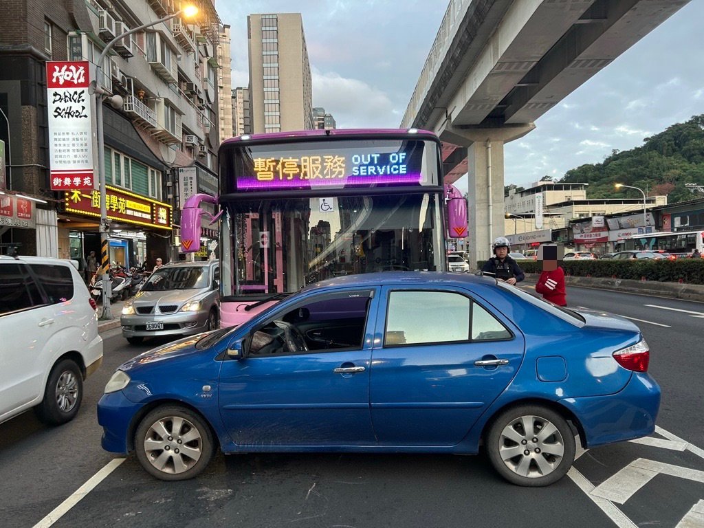 影／中和女駕駛想切就切　不讓直行公車遭撞橫停路中
