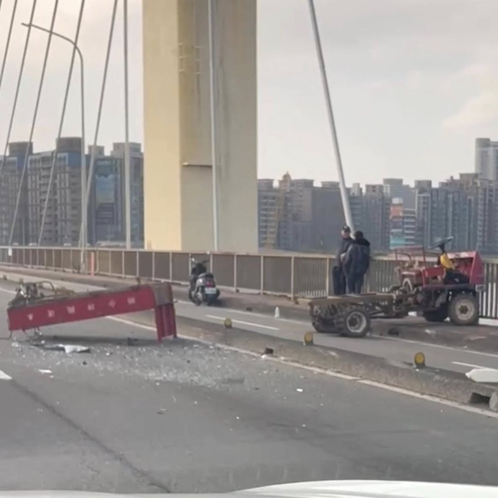鐵牛上重陽橋釀禍！無牌搬運車與貨車碰撞翻覆 塞爆三重蘆洲通勤族崩潰