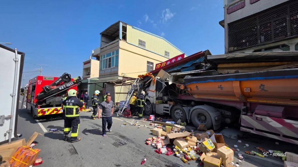 影／嘉義砂石車閃迴轉車　失控連撞4屋卡早餐店煎台