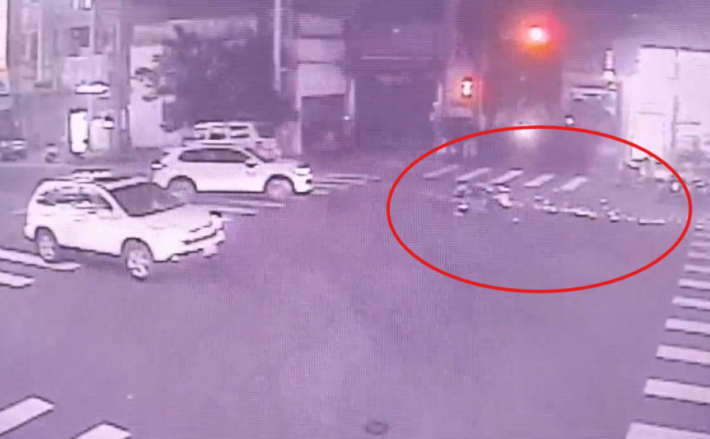 路口左轉沒讓直行車！機車緊急煞車自摔滑進車底