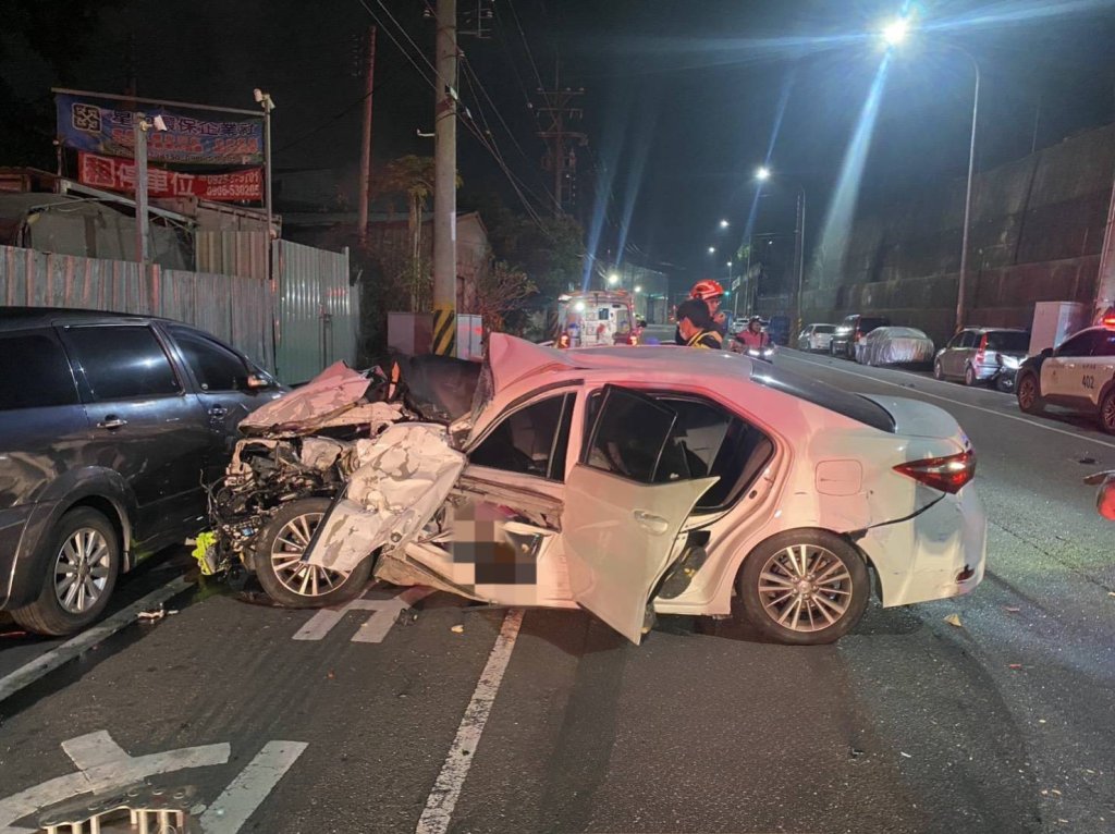 深夜不明原因失控自撞！轎車連撞兩車駕駛腦出血急救中