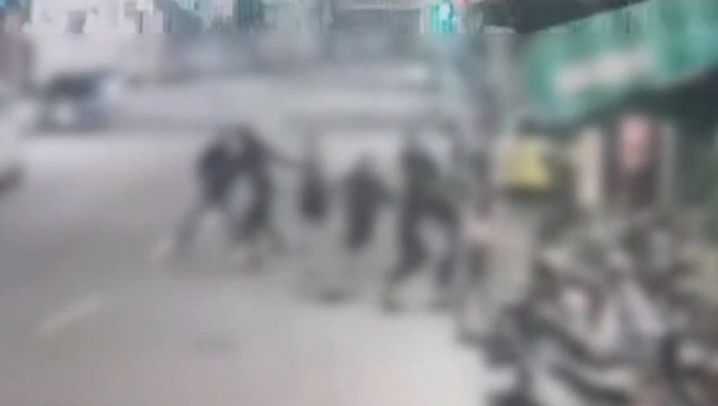 快訊／高雄深夜大亂鬥！黑衣人持球棒暴打「現場濺血」