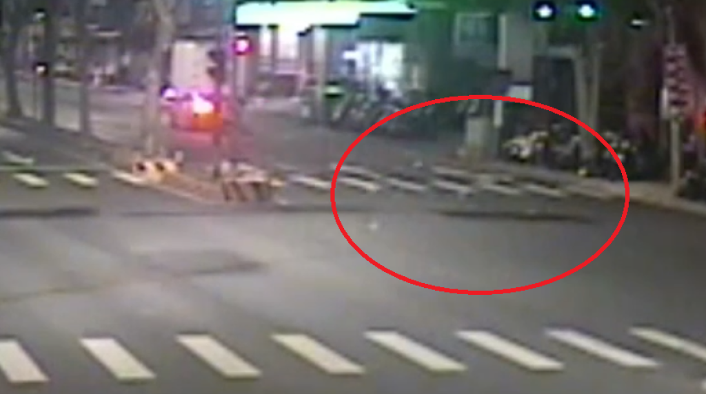 豐原路口驚見50萬「鈔票雨」！　 警調監視器追回39萬