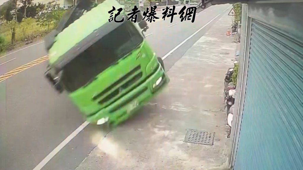 影／台東拖板車失控衝民宅！底盤摩擦噴火花駕駛拋飛身亡