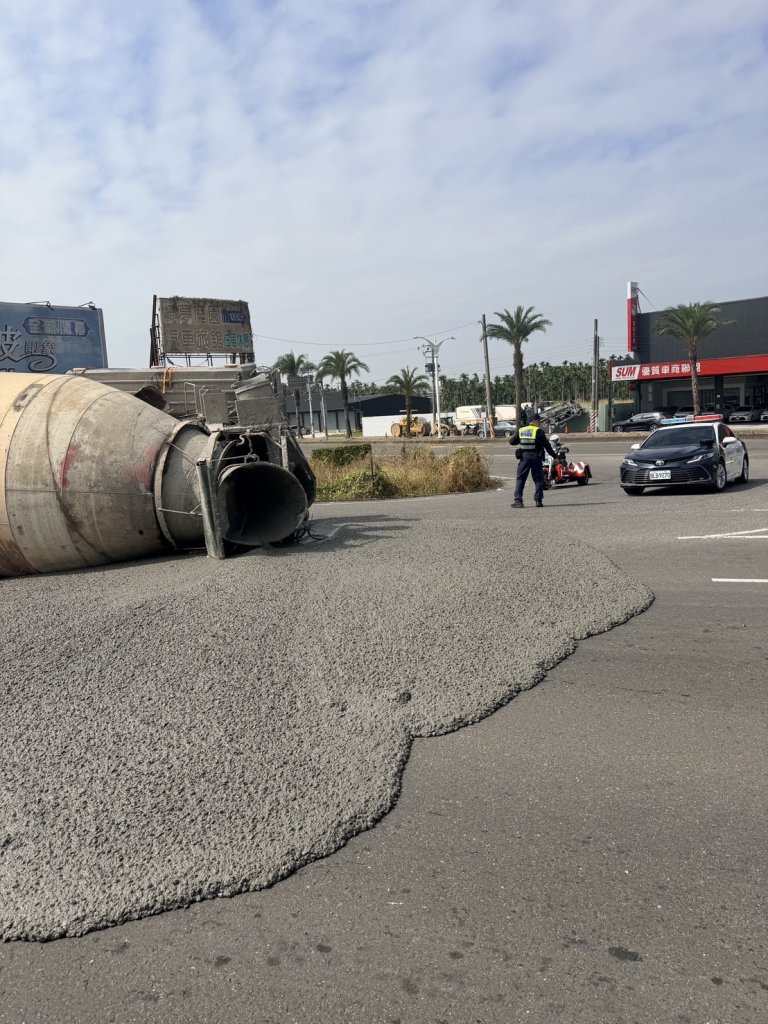 翻車畫面曝光！屏東竹田預拌混凝土車翻覆　混凝土灑落路面道路封閉