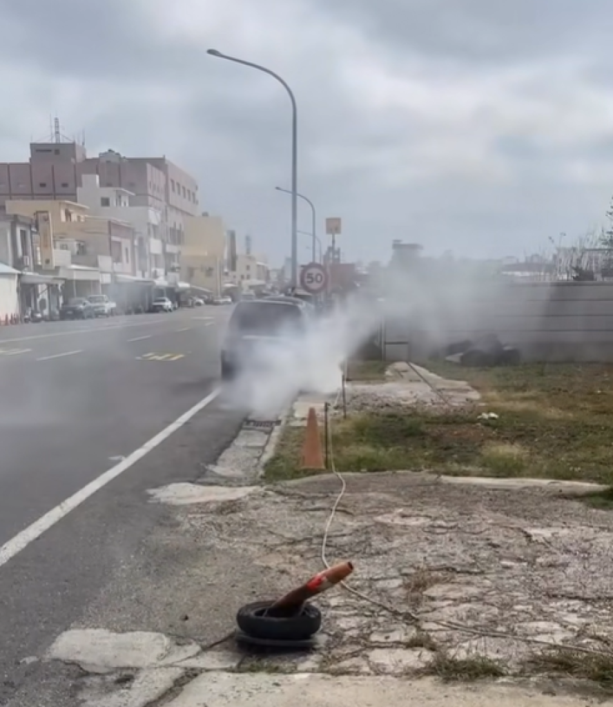 影／車尾著火還不知！澎湖驚見「移動火球」滿街跑嚇壞路人