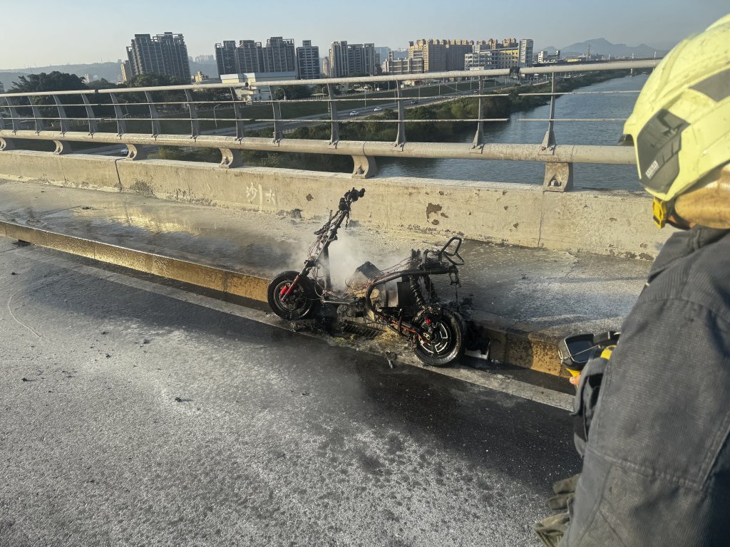 浮洲橋電動機車自摔起火！　燒到剩骨架騎士受傷送醫