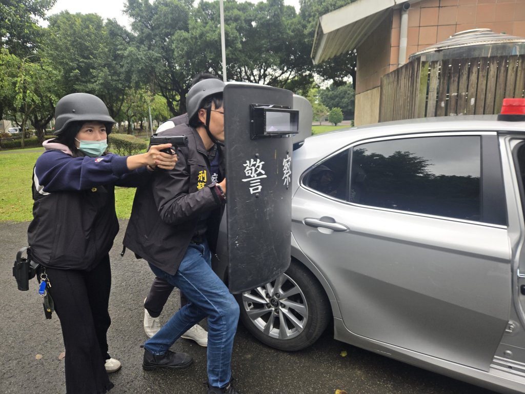 板橋分局實境演練防搶！　模擬真實警匪對峙及挾持人質