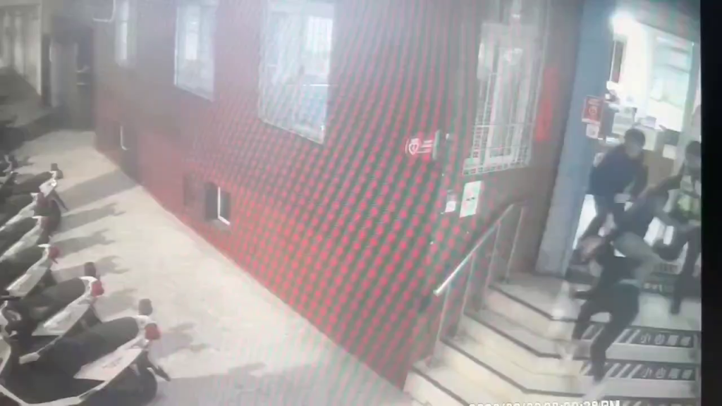 派出所前隨機砍人！29歲足療師持刀傷1男1女　涉殺人未遂裁定聲押