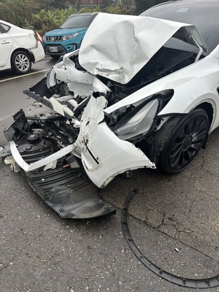 史上最悲劇提車！特斯拉交車30分鐘變廢鐵 網笑翻：粗蠟推一推就好