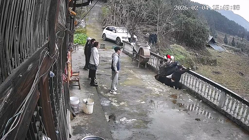 影／想空拍卻拍到驚悚瞬間！陽台垮掉「3人瞬間摔下」　剛升空無人機錄下墜落畫面