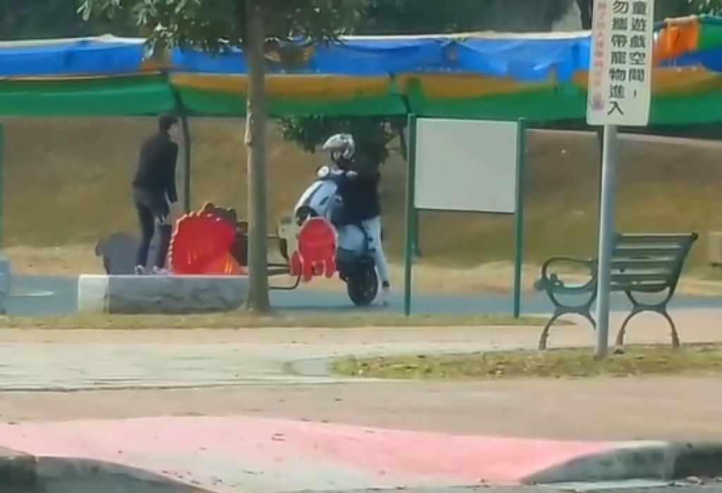 影／山道猴轉職「公園猴」！騎電動車闖入翹孤輪「玩蹺蹺板」　市公所要查了