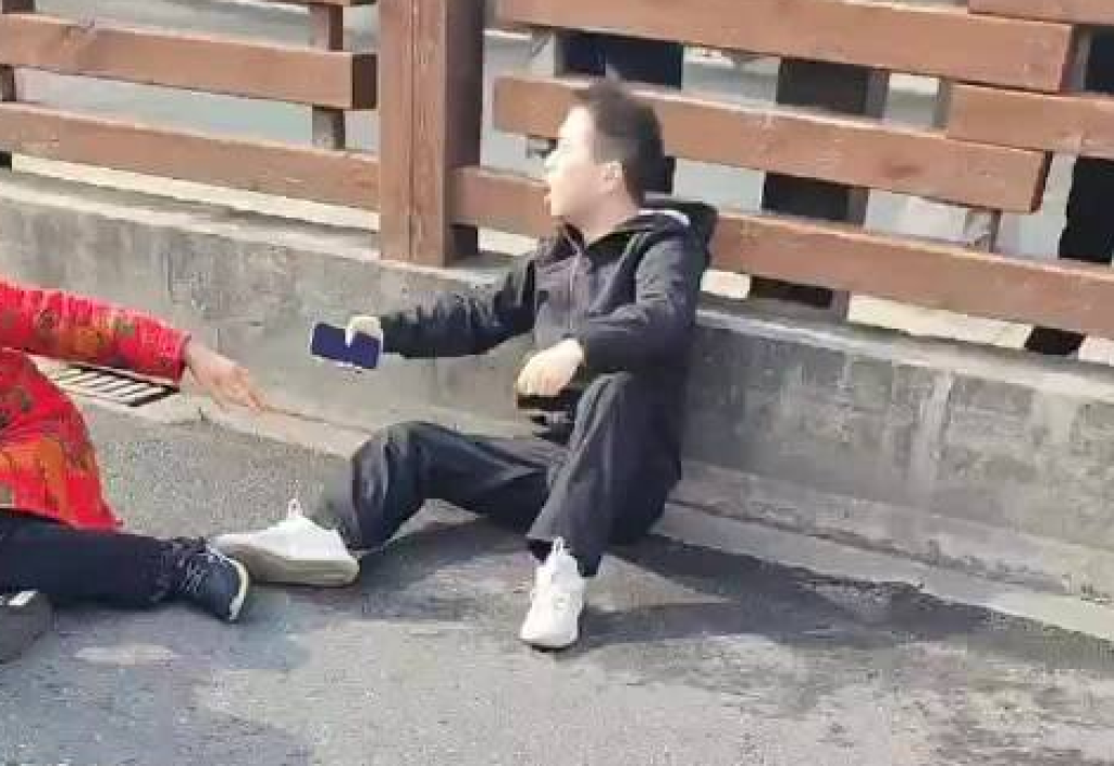 影／這口氣吞不下？陸男行車糾紛遭大媽夫狠踹　怒吼「沒踹我我就跳河」下秒真跳了