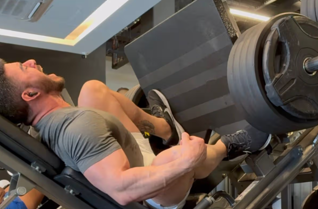 影／看了都痛！猛男健身房挑戰400kg腿推　「啪」一聲肌腱斷了影片瘋傳