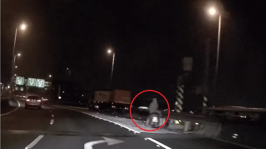 導航害的？　30歲女子騎機車誤闖國道動彈不得