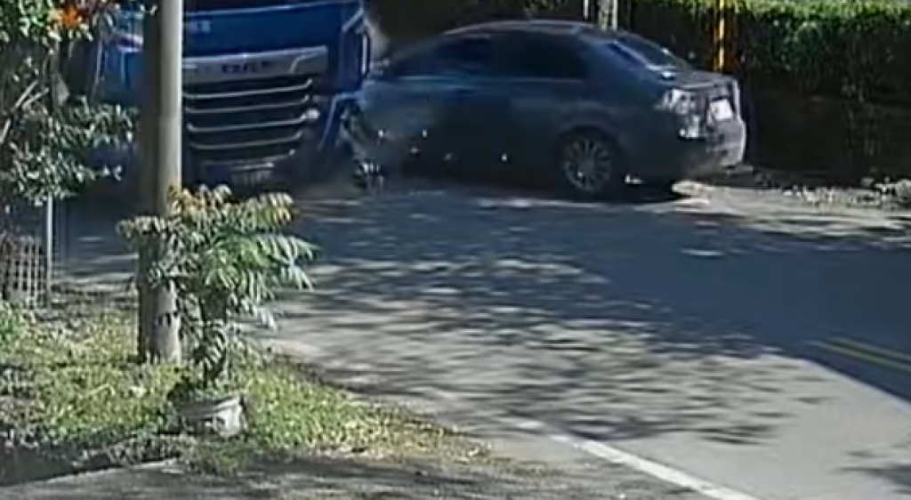 撞擊畫面曝光！壯圍自小客車砂石車相撞　網曝：違規對決
