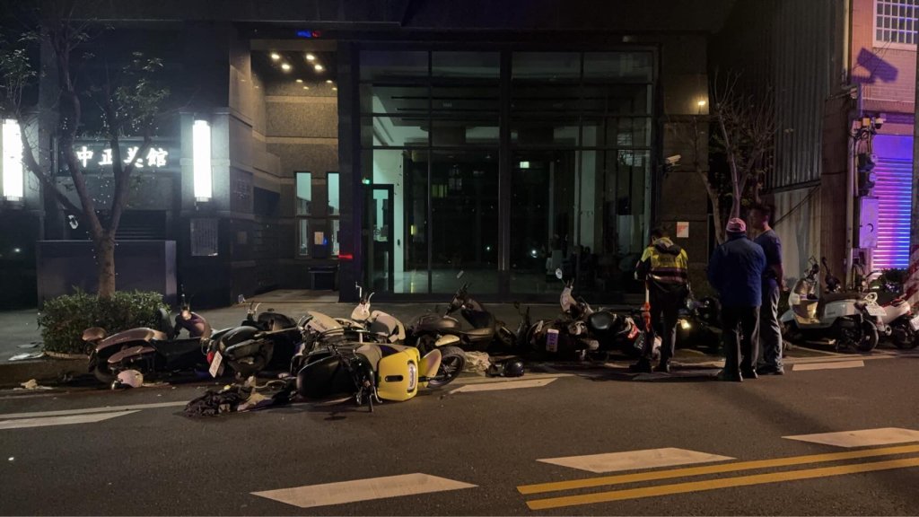  桃園貨車失控肇事！　擊落8輛機車1根燈桿撞毀民宅鐵捲門