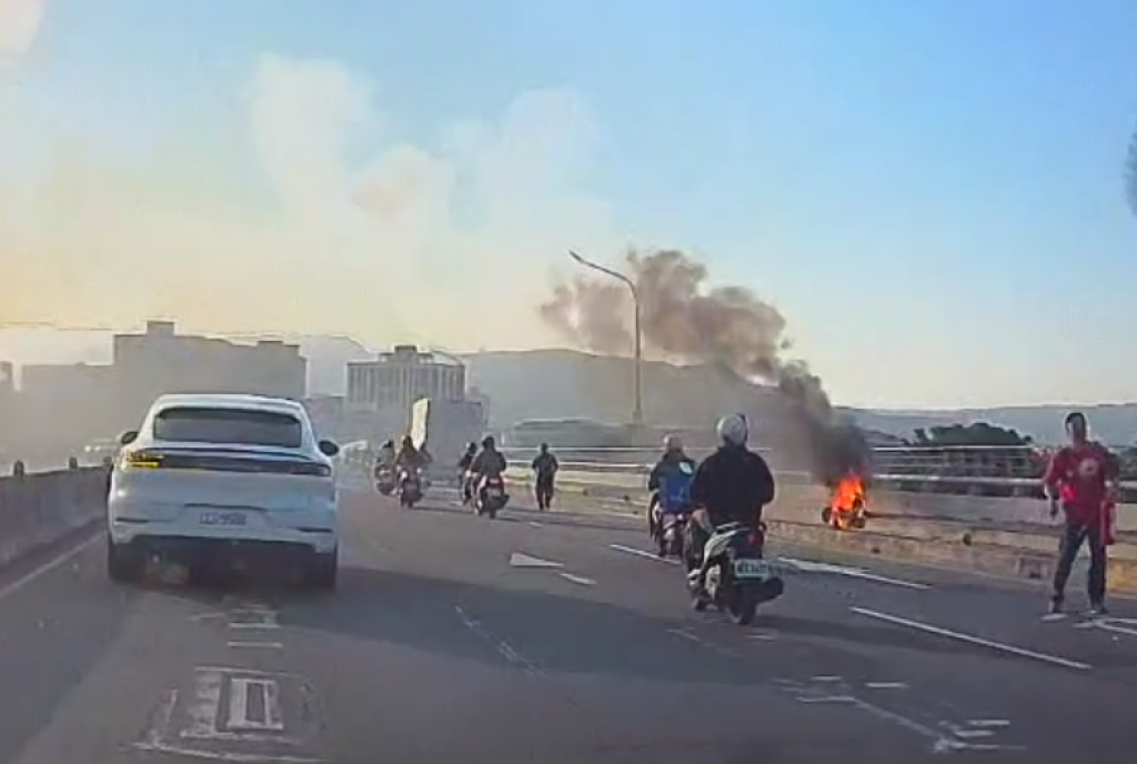  赴公務途中直擊浮洲橋機車起火！ 　桃園分局兩名警員隨即協助救火