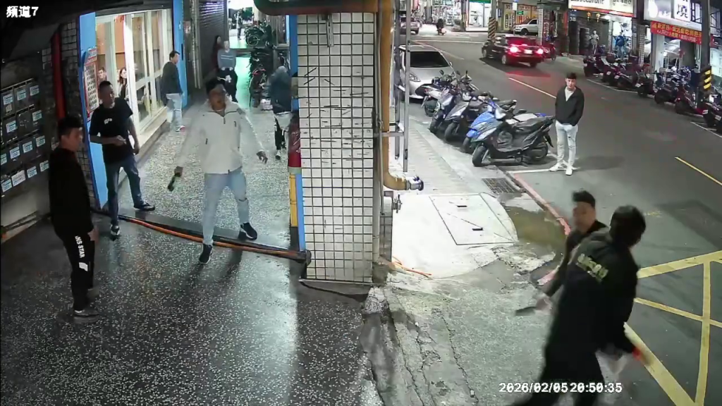 新莊尾牙變砍人現場！包商請款談不攏「菜刀揮下去」　酒瓶椅凳亂飛2人掛彩