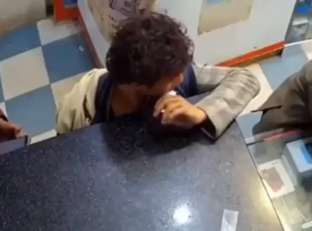 影／不要命！印度男「嘴巴咬手機電池」瞬間爆炸　臉部遭火焰吞噬 