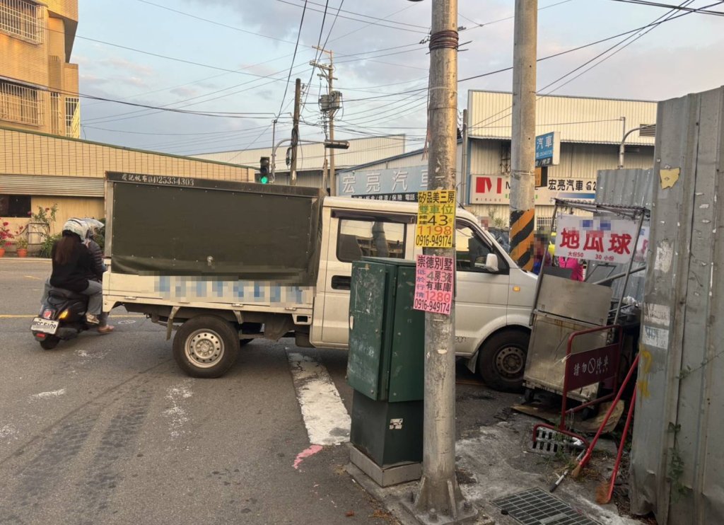 下車買個東西車子自己跑了！台中小貨車忘拉手煞車 溜車撞爛路邊攤