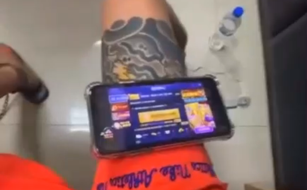 男被捕上銬竟「爽玩手機」　還偷拍筆錄螢幕PO上IG 