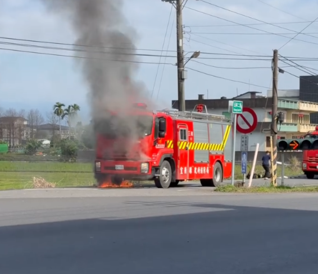 消防車起火！　宜蘭13年車齡消防車不明起火無人員傷亡