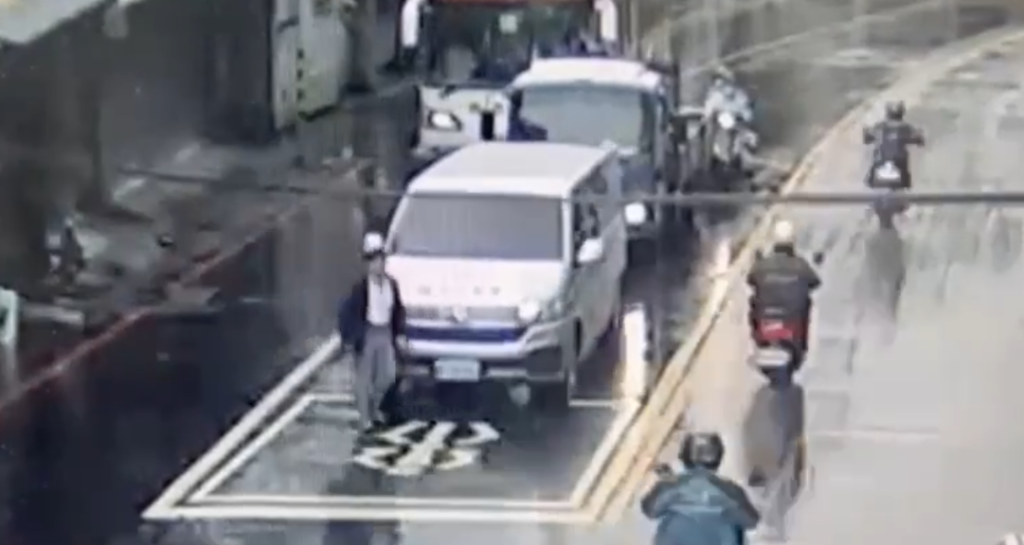 死亡車禍撞擊畫面曝光！ 　新店行人過馬路遭復康巴士撞擊傷重不治