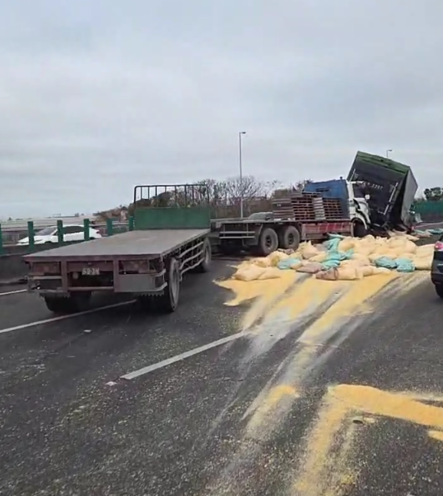 國道3號大甲路段目3車相撞貨物散落！　車流回堵中