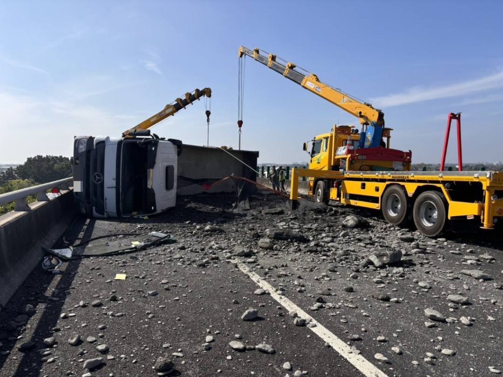 快訊／國3南402.3km砂石車翻車！全線封閉回堵4公里