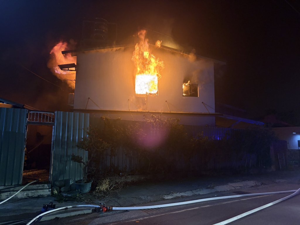 埔里民宅及倉庫火警！　屋主受困冷氣戶外機嗆傷獲救