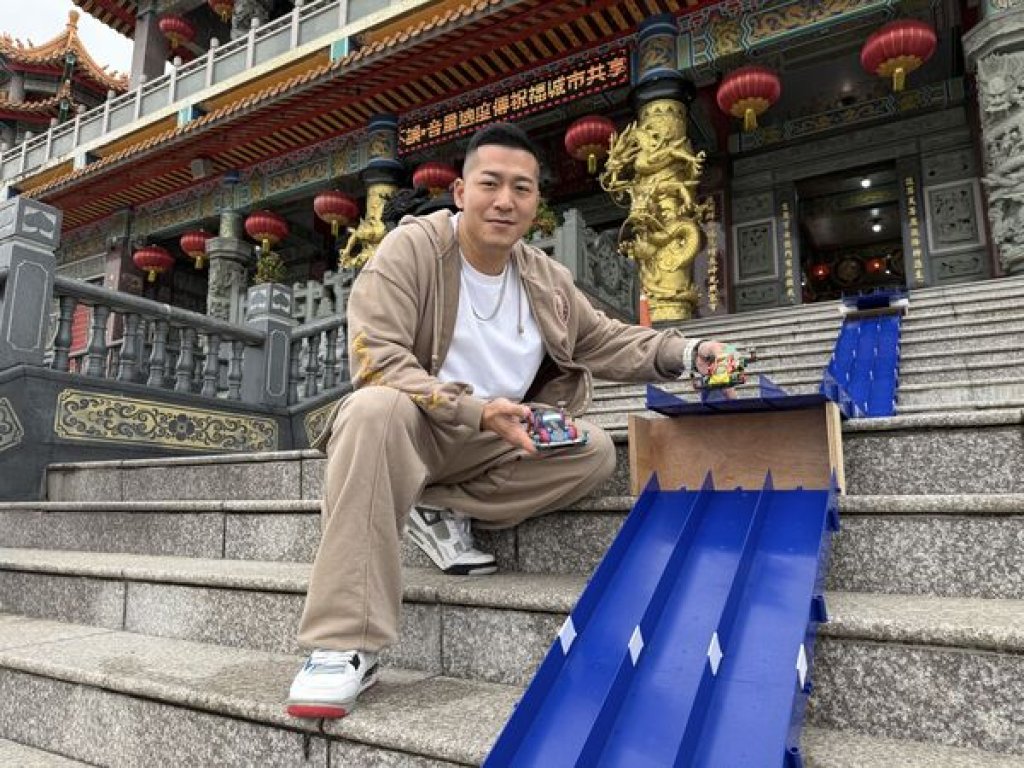 草爺將四驅車衝進廟埕！軌道繞龍柱、登殿創全台首例