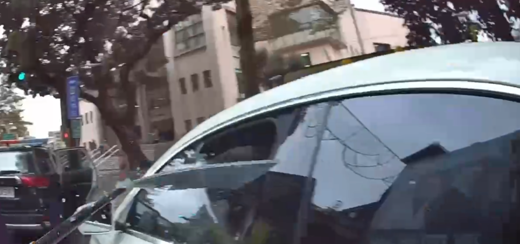 樹林分局警員攔查違規車輛　駕駛拒檢衝撞警敲破車窗仍逃逸