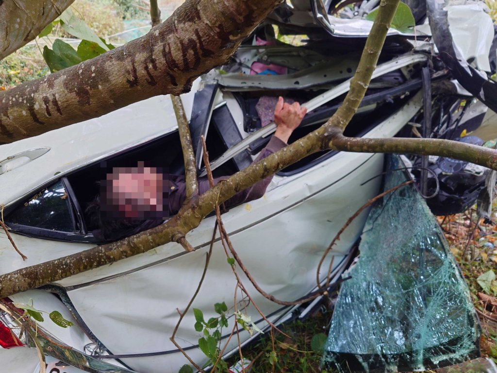  台東自小客車墜谷！　消防隊救起受傷駕駛送醫