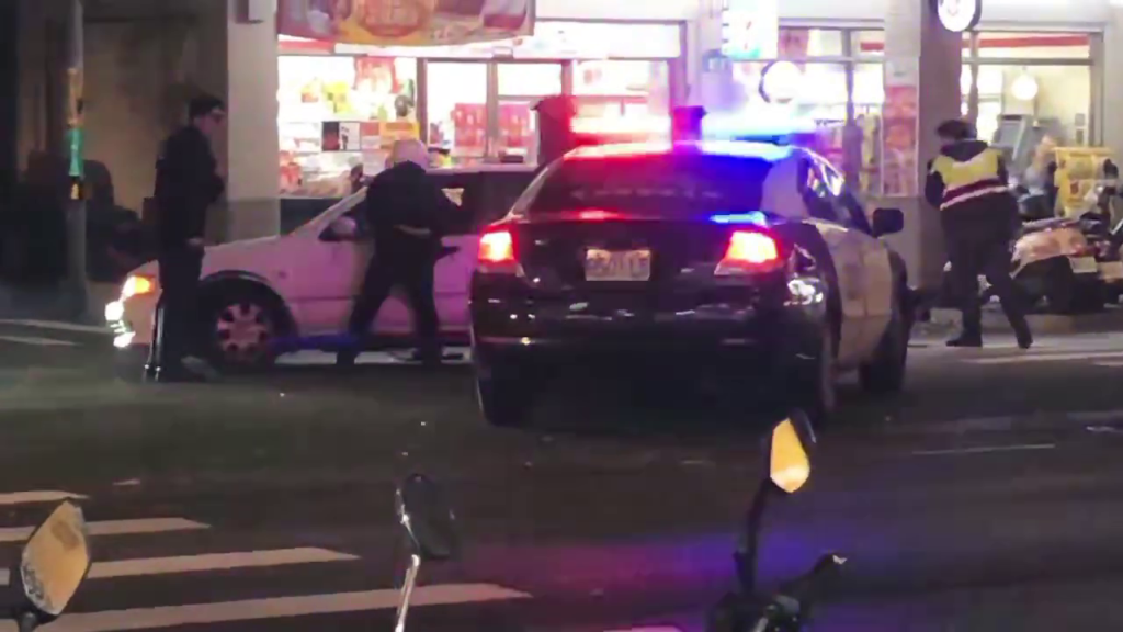 快訊／永和街頭警匪追逐！白車拒檢狂逃...警開3槍破窗　車搜出安非他命