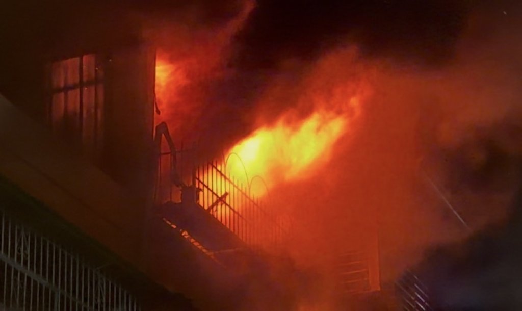 高雄深夜惡火吞民宅！家屬崩潰哭喊「人還在裡面」…3樓尋獲焦屍