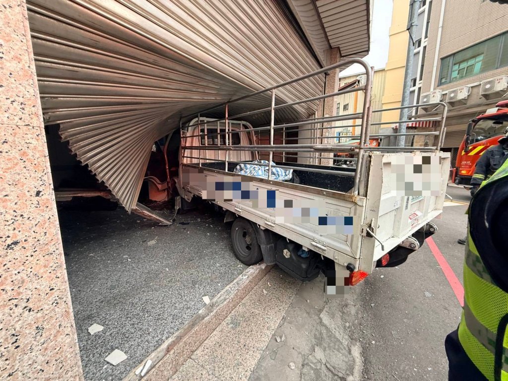 台中酒駕肇事！小貨車擦撞機車後撞入民宅　駕駛受傷移送法辦