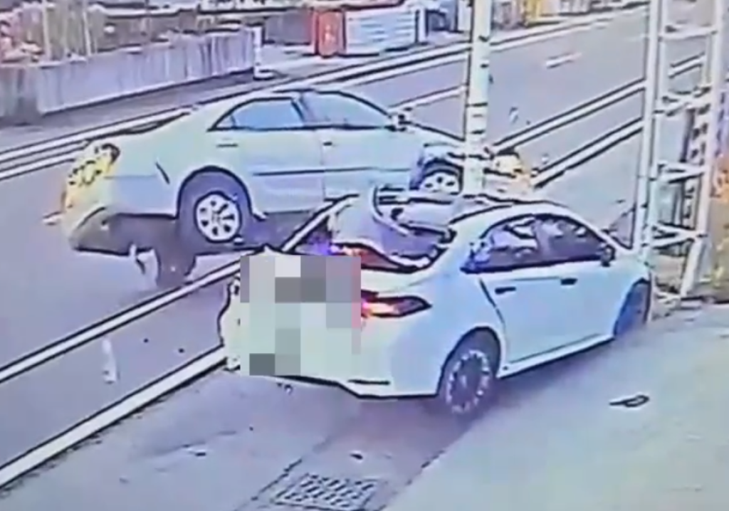 撞擊畫面曝光！疑疲勞駕駛肇事　屏東麟洛轎車撞擊路邊車輛翻覆