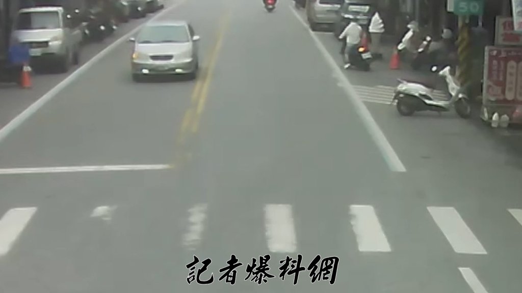 爸爸買飯沒熄火！花蓮11歲女童跨坐機車誤催油門　「彈射」撞進對街雞排攤