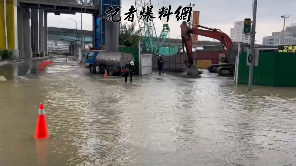 施工挖斷自來水主幹管！新莊新北大道冒「噴泉」淹大水