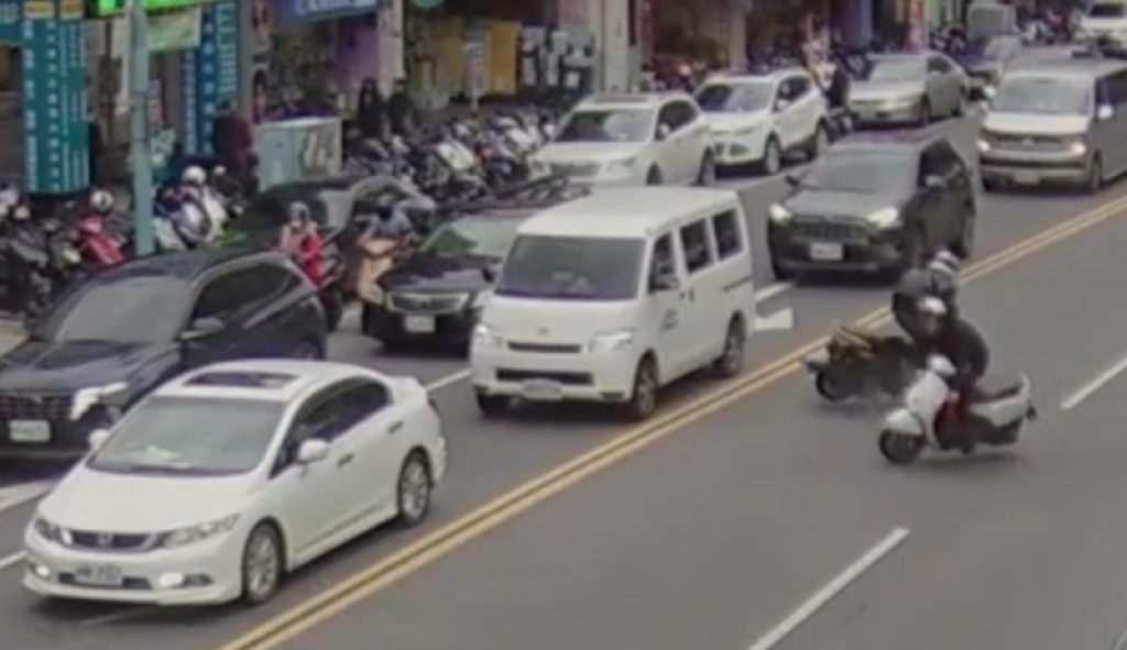 撞擊面曝光！蘆洲男子機車路邊突衝出　與另輛機車相撞波及停等紅燈自小客車