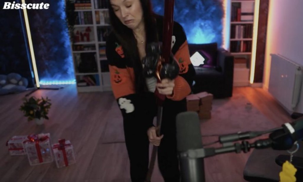 影／直播出意外！正妹實況主「徒手抓武士刀」慘劇發生　下秒2肌腱割斷緊急送醫