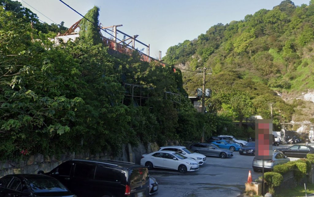 嚇壞！北投湯屋驚傳命案...一對男女倒臥湯池「1死1命危」　警消急封鎖採證