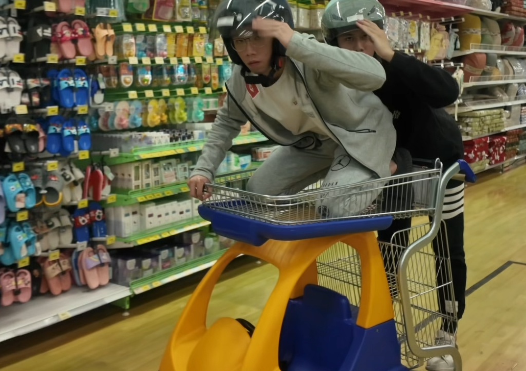 影／用兒童推車表演特技！網紅在家樂福「頭戴安全帽」耍帥拍片　遭業者提告道歉了