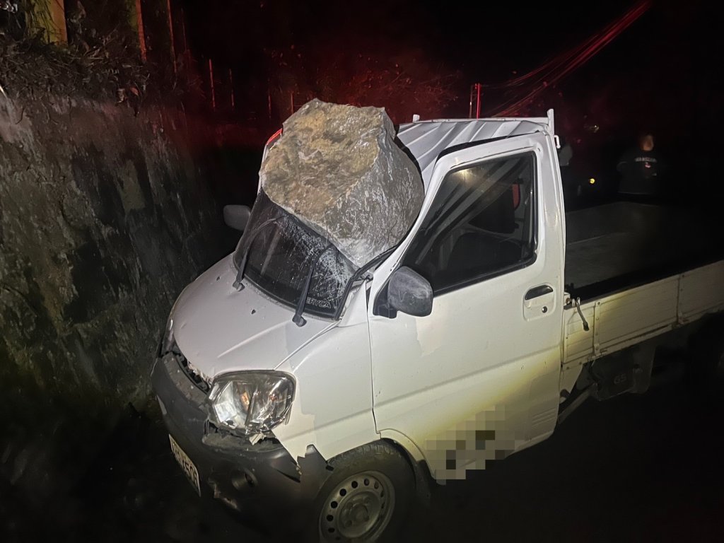 苗栗泰安落石砸車！小貨車擋風玻璃被砸碎　車內兩名移工無大礙 