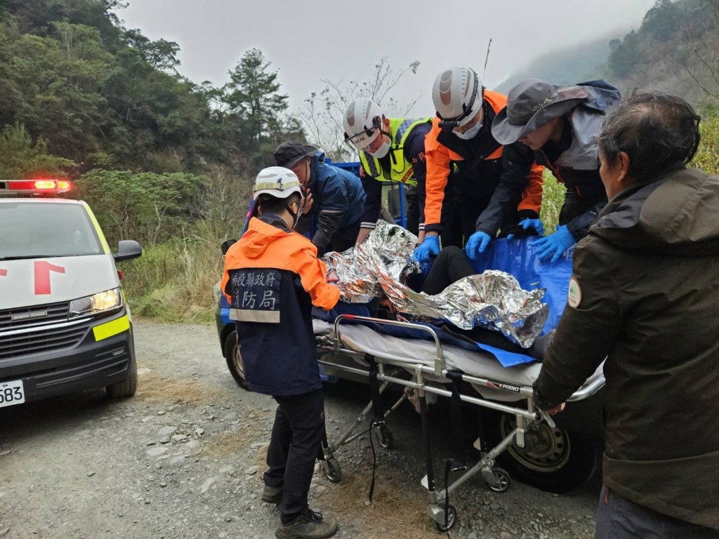 惠蓀林場北港溪溫泉頭落石砸中遊客！　60歲婦人頭部骨折大量流血送醫