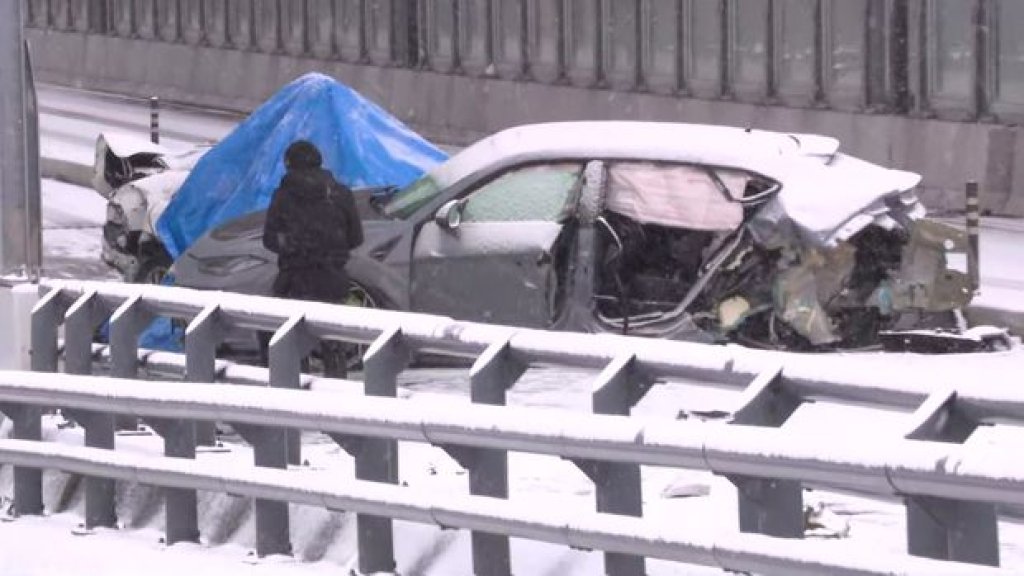 東京大雪釀7車連環撞！藍寶堅尼撞警車逃逸 2警頸腰椎骨折
