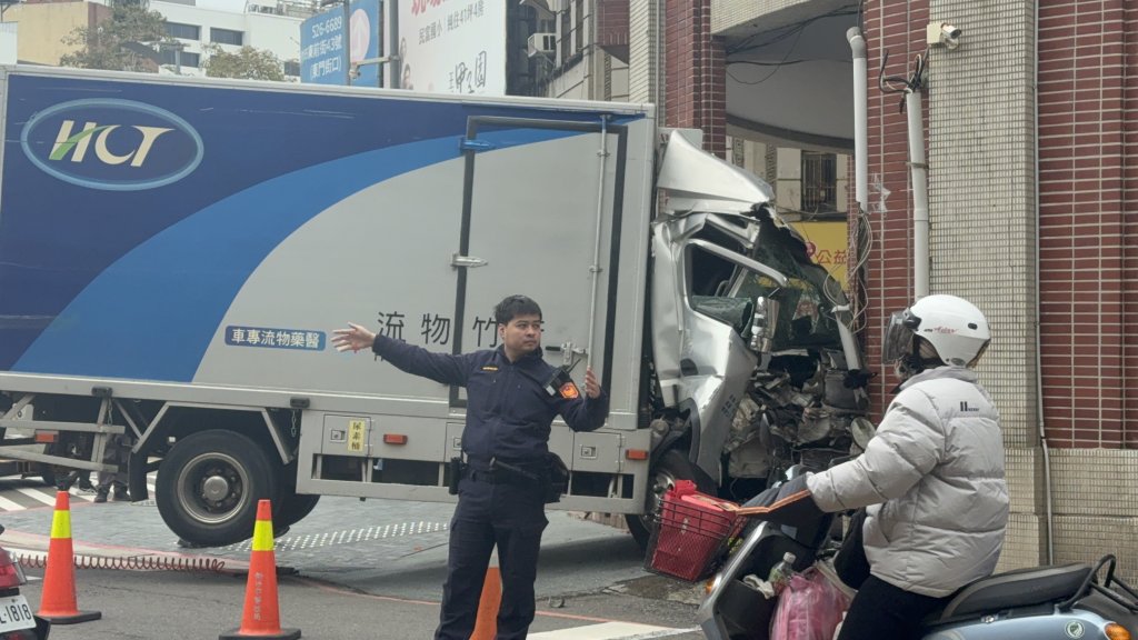 影／新竹東門派出所被撞　貨車疑轉彎失控衝進大門