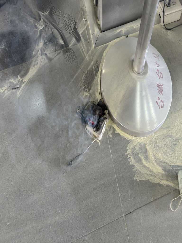 臺鐵臺中車站剪票口旅客行動電源自燃！　清潔人員迅速撲火勢