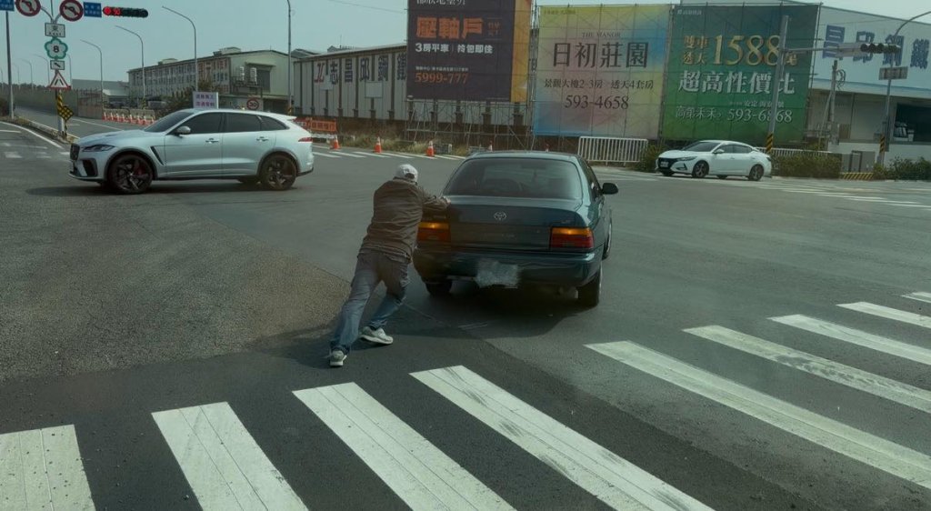 國道8號故障車拖吊費用談不攏　駕駛拒絕拖吊推車下國道